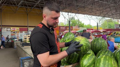 Продавець пояснив, як обирати кавун
