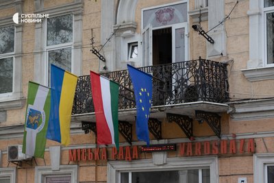 Прапори над входом до мерії міста Берегове на Закарпатті, 2 квітня 2026 року Прапори над входом до мерії міста Берегове на Закарпатті, 2 квітня 2026 року