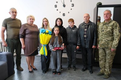 Родині полеглого захисника з Вінниччини передали орден "За мужність" Родині полеглого захисника з Вінниччини передали орден "За мужність"