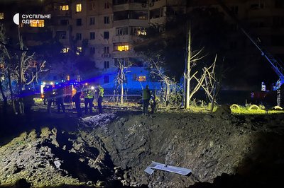 Одесу атакували дронами Shahed: в одному з районів вибило вікна в будинку, є загиблі Одесу атакували дронами Shahed: в одному з районів вибило вікна в будинку, є загиблі