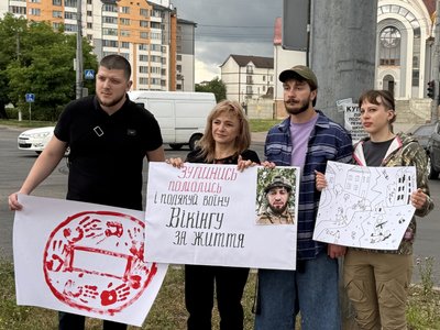 Акція "Вшануй. Хвилина мовчання", матір військового Вікторія Панфілова Акція "Вшануй. Хвилина мовчання", матір військового Вікторія Панфілова