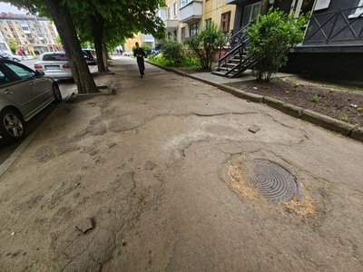 Нова плитка та старі ями – який вигляд мають тротуари на Покровській у Житомирі Нова плитка та старі ями – який вигляд мають тротуари на Покровській у Житомирі