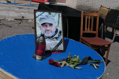 В Імшані на Сумщині прощалися з військовим Олександром Александренком В Імшані на Сумщині прощалися з військовим Олександром Александренком