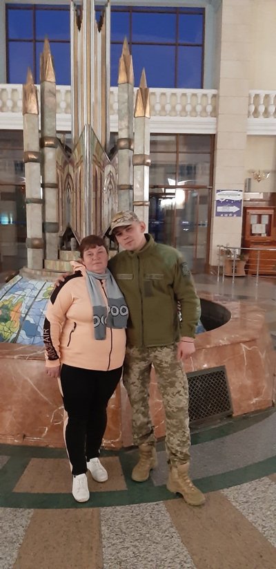 Роман із мамою Алісою на одному із вокзалів України