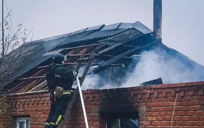 РФ вдарила по Рубіжному Вовчанської громади: рятувальник гасить вогонь РФ вдарила по Рубіжному Вовчанської громади: рятувальник гасить вогонь