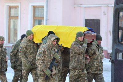 Провели "живим коридором": громада на Черкащині попрощалася із захисником Провели "живим коридором": громада на Черкащині попрощалася із захисником