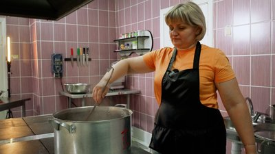 Медовий борщ із вишнями: родинний рецепт від господинь із Великоомелянської громади на Рівненщині