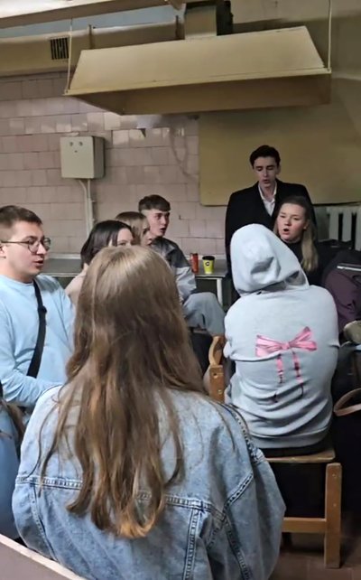 Молитва і музика під час атаки на Луцьк: студенти волинського коледжу зворушили мережу співом в укритті Молитва і музика під час атаки на Луцьк: студенти волинського коледжу зворушили мережу співом в укритті