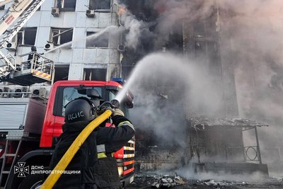 Поранено трьох людей: РФ ударила дроном по адмінбудівлі вугільного підприємства ДТЕК у Павлограді Поранено трьох людей: РФ ударила дроном по адмінбудівлі вугільного підприємства ДТЕК у Павлограді