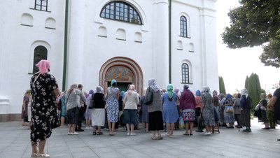 Віряни біля Успенського собору в Каневі