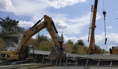На Черкащині на трасі Київ — Одеса обвалився пішохідний міст: що відомо На Черкащині на трасі Київ — Одеса обвалився пішохідний міст: що відомо