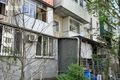 "Я тільки вибігла в коридор — і все посипалося": розповіді одеситів і фото наслідків атаки "Я тільки вибігла в коридор — і все посипалося": розповіді одеситів і фото наслідків атаки