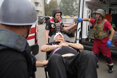 Поранений чоловік через влучання ракети у Харкові Поранений чоловік через влучання ракети у Харкові