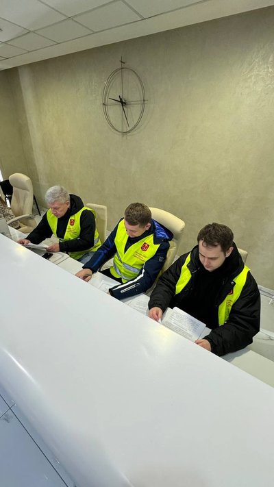 В Одесі розгорнули оперативні штаби для допомоги людям, чиї будинки зазнали пошкоджень унаслідок дронової атаки В Одесі розгорнули оперативні штаби для допомоги людям, чиї будинки зазнали пошкоджень унаслідок дронової атаки