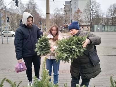 У Луцьку запрацювали ялинкові ярмарки: скільки коштують хвойні дерева до свят У Луцьку запрацювали ялинкові ярмарки: скільки коштують хвойні дерева до свят