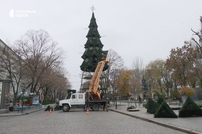"Ми чарівники, які роблять свято": як на Одещині виготовляють новорічні прикраси "Ми чарівники, які роблять свято": як на Одещині виготовляють новорічні прикраси