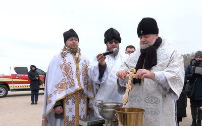 Освячували воду та купалися у Дніпрі: у Черкасах відзначили Водохреще Освячували воду та купалися у Дніпрі: у Черкасах відзначили Водохреще