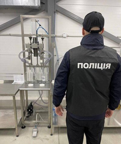 Двом черкащанам повідомили про підозру через виготовлення та продаж алкоголю без акцизу Двом черкащанам повідомили про підозру через виготовлення та продаж алкоголю без акцизу