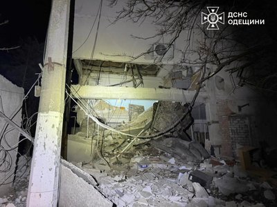 Армія РФ ударила по портовій та промисловій інфраструктурі Одещини: є загиблий та поранені Армія РФ ударила по портовій та промисловій інфраструктурі Одещини: є загиблий та поранені