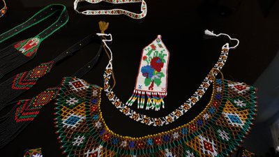 Відчувають захист завдяки прикрасам. Як на Буковині майстрині виготовляють старовинні ґердани та силянки | Жива спадщина