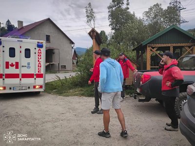 Збирачі чорніці допомогли туристу з Вінниччини, якому стало зле в Карпатах Збирачі чорніці допомогли туристу з Вінниччини, якому стало зле в Карпатах