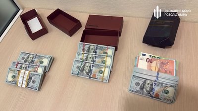 ДБР викрило посадовців Полтавщини на хабарях: вилучили 4 мільйони гривень ДБР викрило посадовців Полтавщини на хабарях: вилучили 4 мільйони гривень