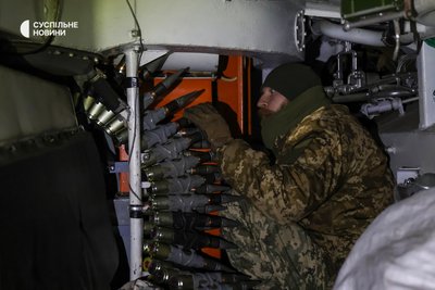 Навідник БМП 40 бригади споряджає машину перед бойовим виїздом на півдні