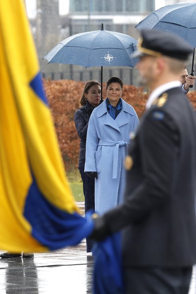 Шведська кронпринцеса Вікторія спостерігає за тим, як військові готуються підняти прапор Швеції під час церемонії з нагоди вступу Швеції до НАТО в штаб-квартирі НАТО в Брюсселі в понеділок, 11 березня 2024 року Шведська кронпринцеса Вікторія спостерігає за тим, як військові готуються підняти прапор Швеції під час церемонії з нагоди вступу Швеції до НАТО в штаб-квартирі НАТО в Брюсселі в понеділок, 11 березня 2024 року