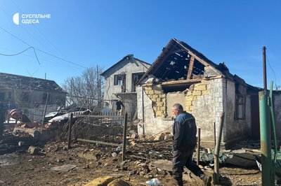Пошкоджені дахи, вибиті вікна та розтрощені автівки: фото наслідків російської атаки на Одещину 6 березня Пошкоджені дахи, вибиті вікна та розтрощені автівки: фото наслідків російської атаки на Одещину 6 березня