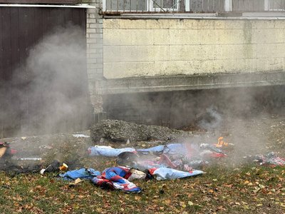 Зайнялась пожежа у багатоповерхівці та автостоянці: у Сумах було чути звуки вибухів Зайнялась пожежа у багатоповерхівці та автостоянці: у Сумах було чути звуки вибухів