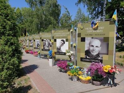 Крадіжка квітів з Алеї пам'яті в Олександрії. Затримали двох підозрюваних Крадіжка квітів з Алеї пам'яті в Олександрії. Затримали двох підозрюваних
