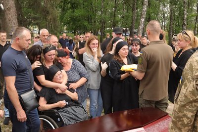 В Охтирці попрощались з нацгвардійцем Сергієм Граділем В Охтирці попрощались з нацгвардійцем Сергієм Граділем