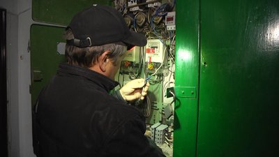 У Хмельницькому на Тернопільській відновлюють комунікації у будинку після вибуху