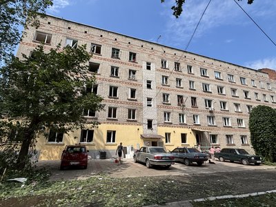 Гуртожиток в Чугуєві, який зазнав пошкоджень внаслідок російської атаки Гуртожиток в Чугуєві, який зазнав пошкоджень внаслідок російської атаки
