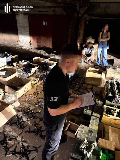 У Харкові затримали військового, який міг продавати зброю із зони бойових дій У Харкові затримали військового, який міг продавати зброю із зони бойових дій