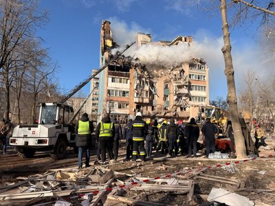 Зруйнована багатоповерхівка внаслідок обстрілу Тернополя
