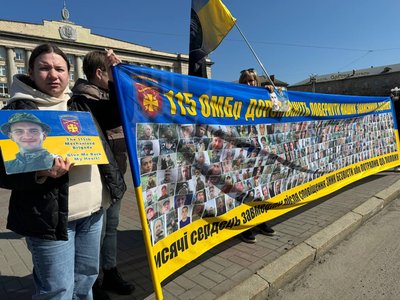 "Між небом і землею, але є надія": у Черкасах відбулася акція на підтримку зниклих та полонених "Між небом і землею, але є надія": у Черкасах відбулася акція на підтримку зниклих та полонених