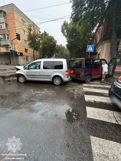 У Сумах через аварію на Петропавлівській травмовані двоє людей У Сумах через аварію на Петропавлівській травмовані двоє людей