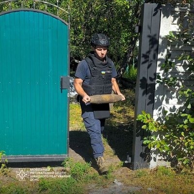 Школяр із Київщини знайшов гранату в траві, ще в одній громаді у приватному дворі причаїлась мінометна міна Школяр із Київщини знайшов гранату в траві, ще в одній громаді у приватному дворі причаїлась мінометна міна