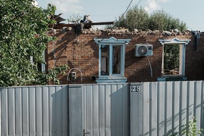 Будинок, який був пошкоджений через російський удар по Валках Будинок, який був пошкоджений через російський удар по Валках