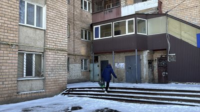 "Смердить сирістю і все цвіте": люди два роки живуть без опалення у гуртожитку в Миколаєві "Смердить сирістю і все цвіте": люди два роки живуть без опалення у гуртожитку в Миколаєві