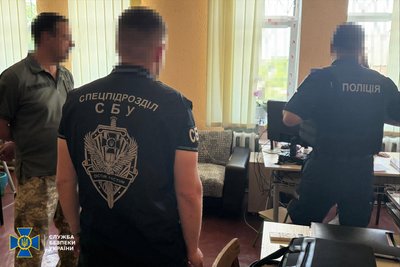 Керівника підрозділу РТЦК з Житомирщини затримали та відсторонили від посади — підозрюють у хабарництві Керівника підрозділу РТЦК з Житомирщини затримали та відсторонили від посади — підозрюють у хабарництві