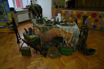 Важливо знати все про зброю: в одному з ліцеїв Дніпра провели ярмарок військових професій Важливо знати все про зброю: в одному з ліцеїв Дніпра провели ярмарок військових професій