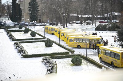 Дев'ять громад Закарпаття отримали нові шкільні автобуси Дев'ять громад Закарпаття отримали нові шкільні автобуси