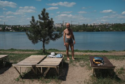 Чоловік відпочиває на Журавлівці у Харкові Чоловік відпочиває на Журавлівці у Харкові