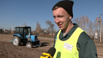 Конкурс з оранки на тракторах: у коледжі на Волині вперше відбувся агрочелендж Конкурс з оранки на тракторах: у коледжі на Волині вперше відбувся агрочелендж