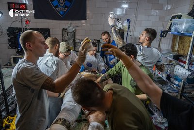Медики працюють у стабпункті медичної служби "Ульф" батальйону "Вовки Да Вінчі" на Покровському напрямку Медики працюють у стабпункті медичної служби "Ульф" батальйону "Вовки Да Вінчі" на Покровському напрямку