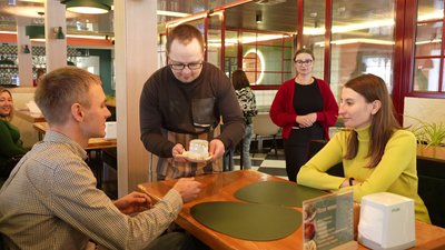 "Один день на роботі": у Кропивницькому люди з синдромом Дауна вчилися професії офіціанта
