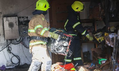 Вибух під час пожежі в гаражі в Рівному: жінка отримала опіки Вибух під час пожежі в гаражі в Рівному: жінка отримала опіки