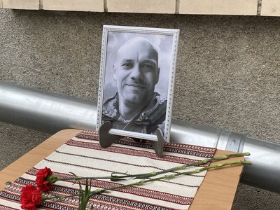 "Я досі його чекаю": у Полтаві відкрили меморіальні дошки Денису Палію та Сергію Різнику "Я досі його чекаю": у Полтаві відкрили меморіальні дошки Денису Палію та Сергію Різнику